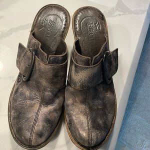 Amazing clogs, leather has a distressed look